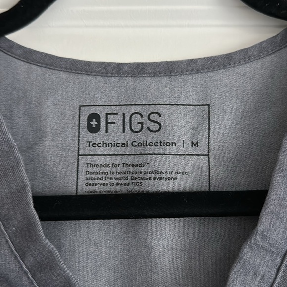 FIGS Women's Catarina One-Pocket Scrub Top - Picture 3 of 4